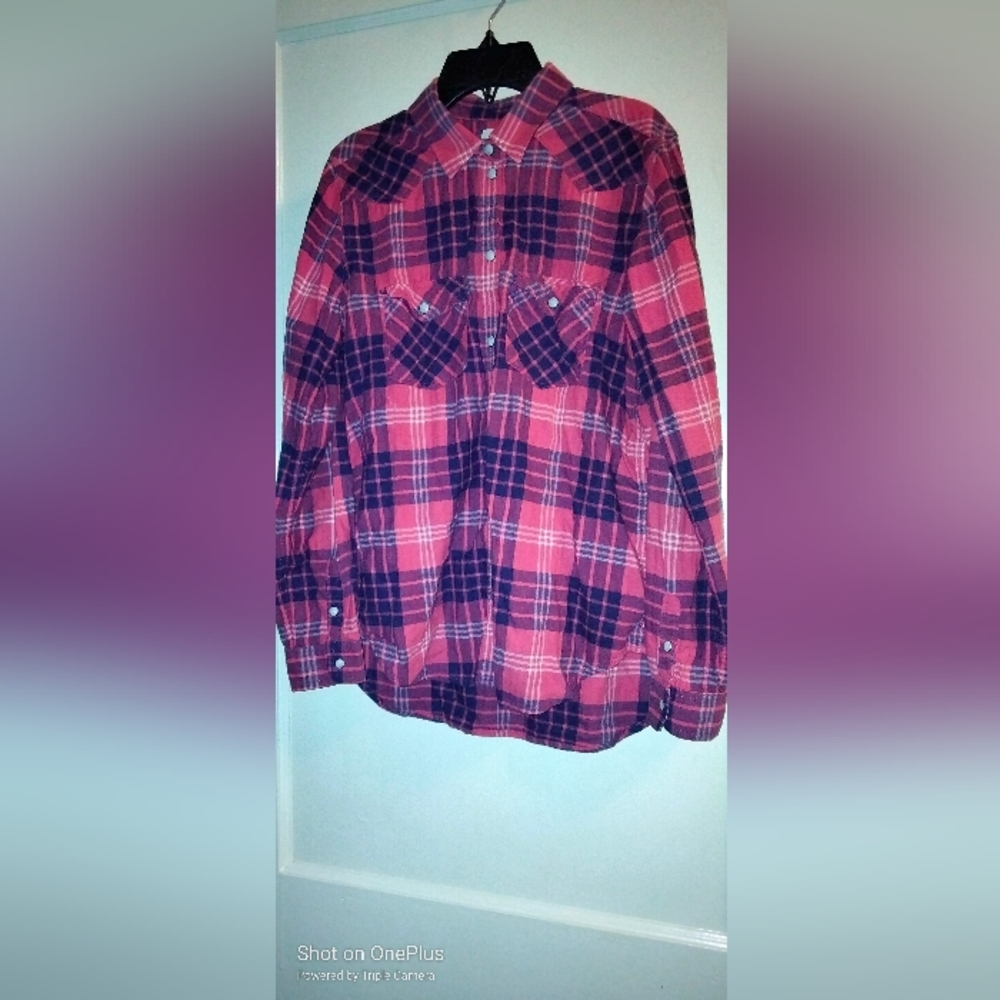 American eagle (boyfriend fit) size medium. flannel type snapbuttons